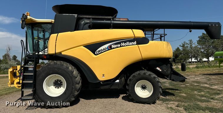 image for item DQ6940 2004 New Holland CR940A combine