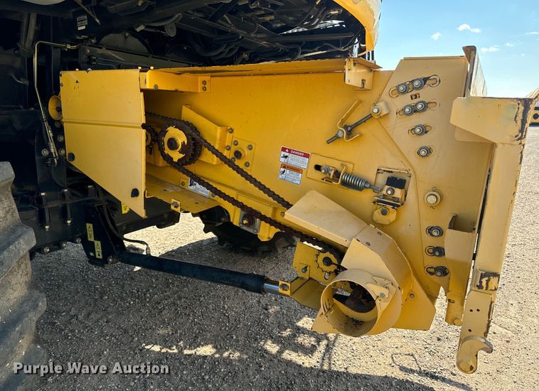 image for item DQ6940 2004 New Holland CR940A combine
