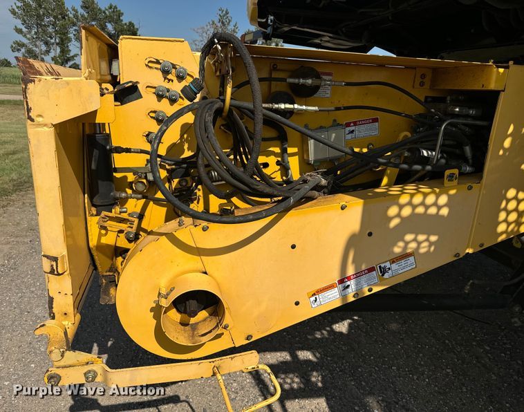 image for item DQ6940 2004 New Holland CR940A combine