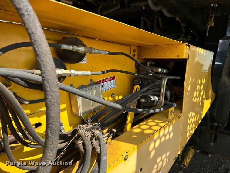 image for item DQ6940 2004 New Holland CR940A combine