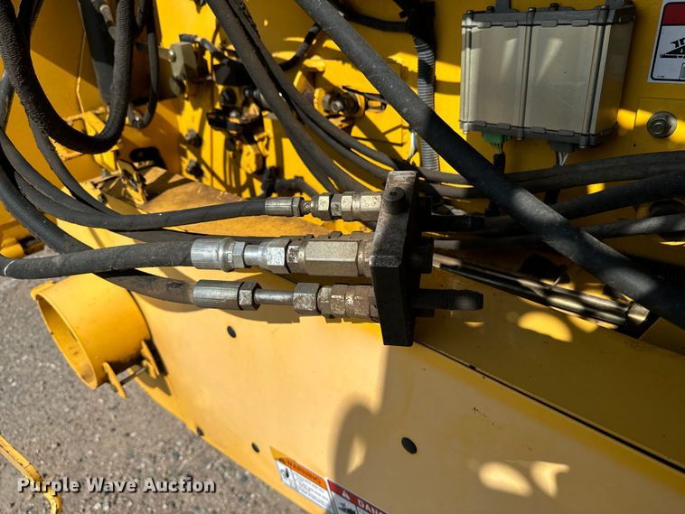 image for item DQ6940 2004 New Holland CR940A combine