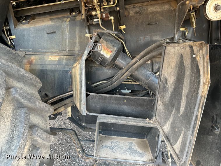 image for item DQ6940 2004 New Holland CR940A combine