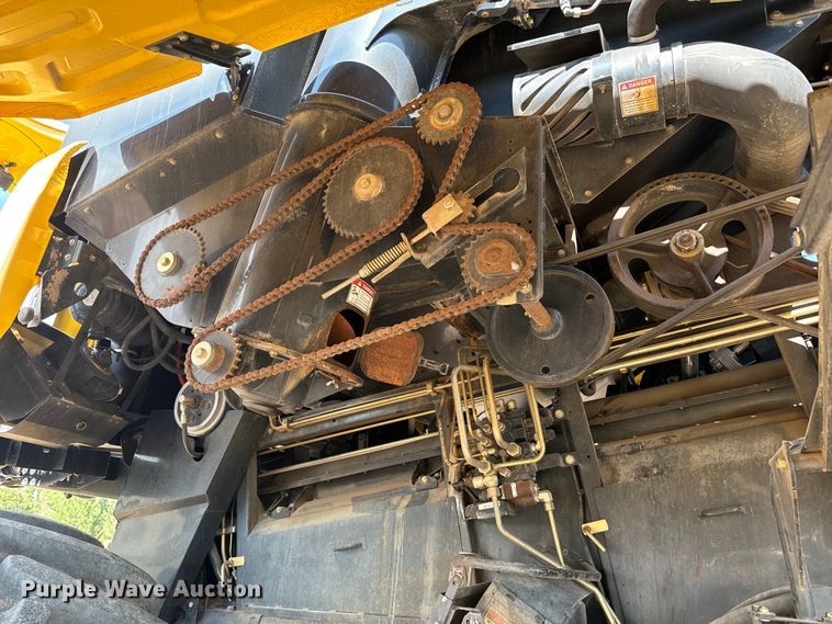 image for item DQ6940 2004 New Holland CR940A combine