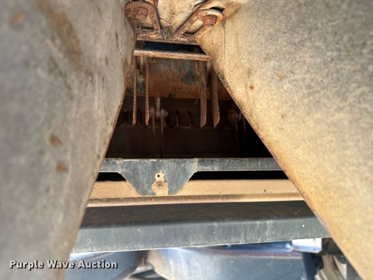 image for item DQ6940 2004 New Holland CR940A combine