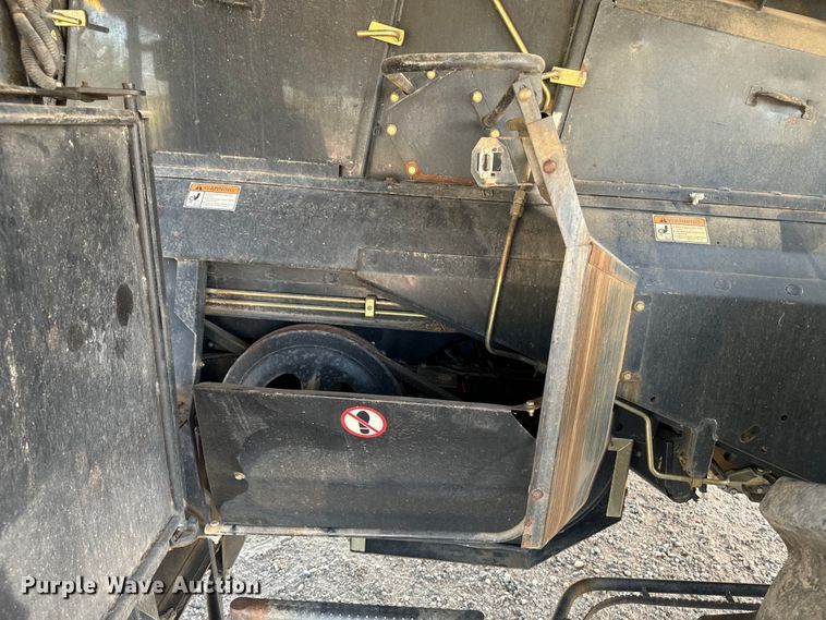 image for item DQ6940 2004 New Holland CR940A combine