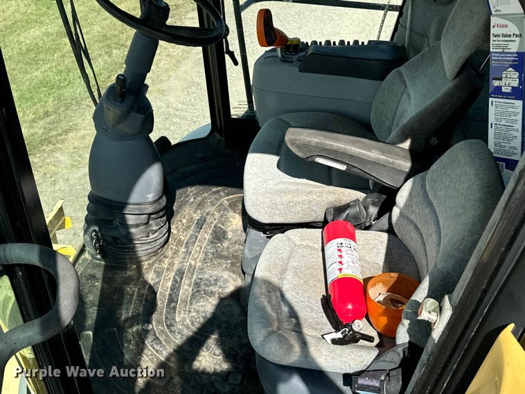 image for item DQ6940 2004 New Holland CR940A combine