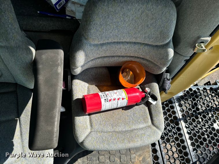 image for item DQ6940 2004 New Holland CR940A combine