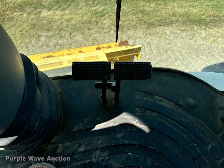 image for item DQ6940 2004 New Holland CR940A combine