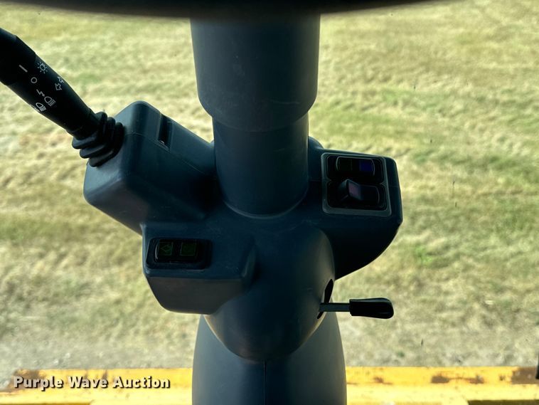 image for item DQ6940 2004 New Holland CR940A combine