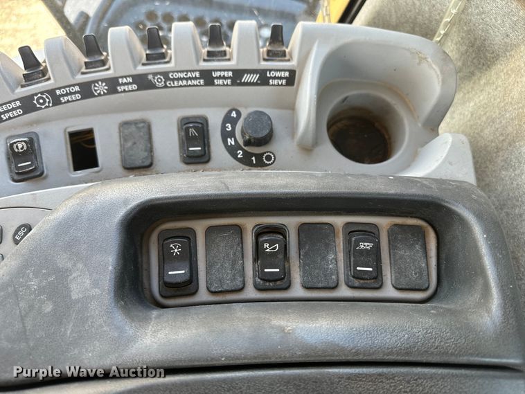 image for item DQ6940 2004 New Holland CR940A combine