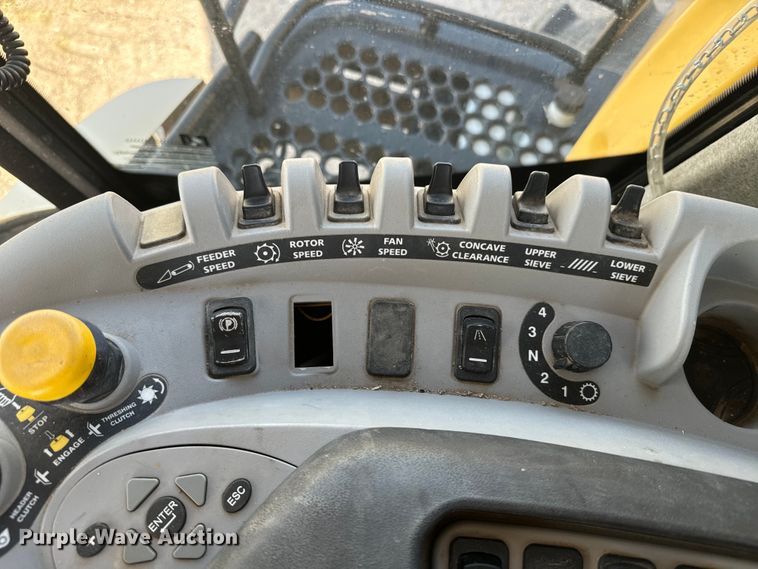 image for item DQ6940 2004 New Holland CR940A combine