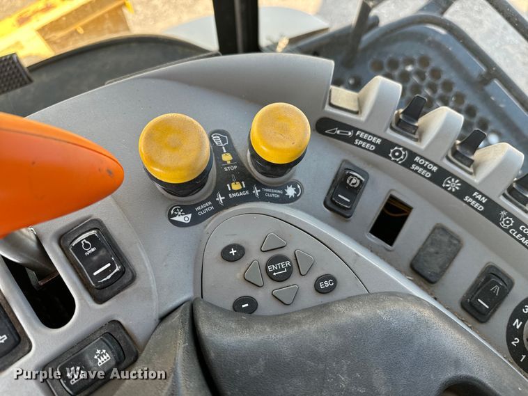 image for item DQ6940 2004 New Holland CR940A combine