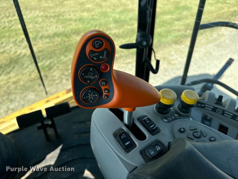 image for item DQ6940 2004 New Holland CR940A combine