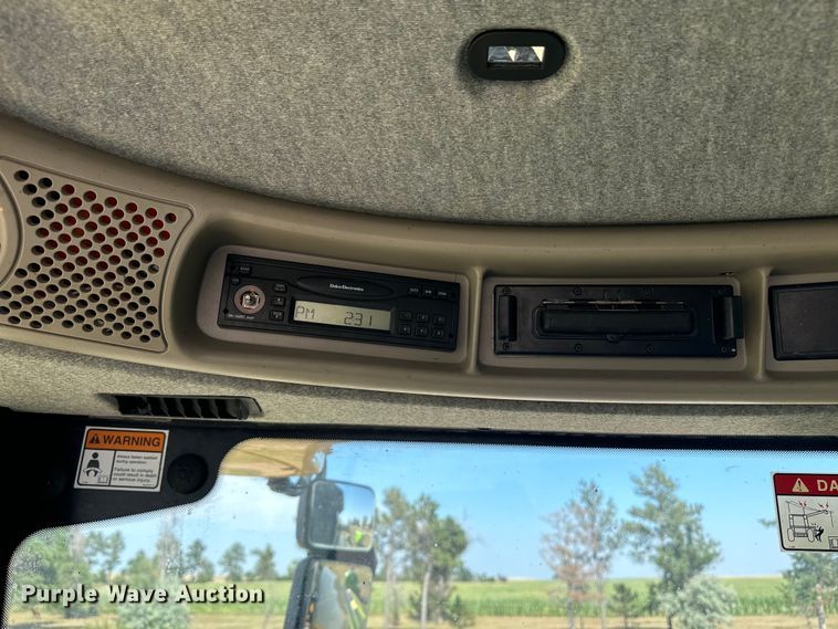 image for item DQ6940 2004 New Holland CR940A combine