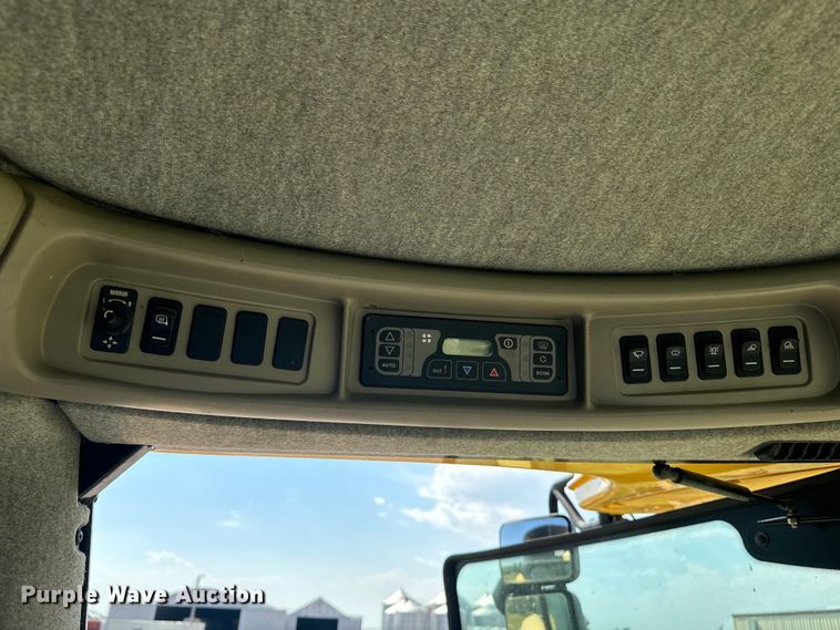 image for item DQ6940 2004 New Holland CR940A combine