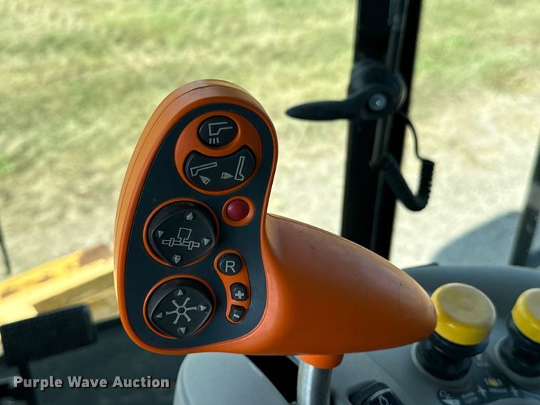 image for item DQ6940 2004 New Holland CR940A combine