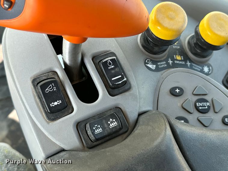 image for item DQ6940 2004 New Holland CR940A combine