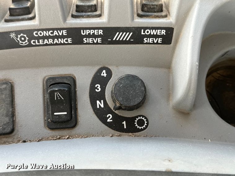 image for item DQ6940 2004 New Holland CR940A combine