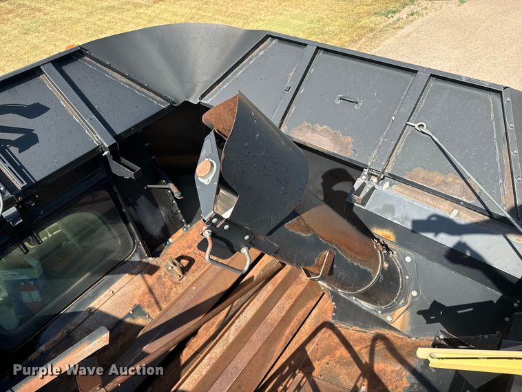 image for item DQ6940 2004 New Holland CR940A combine