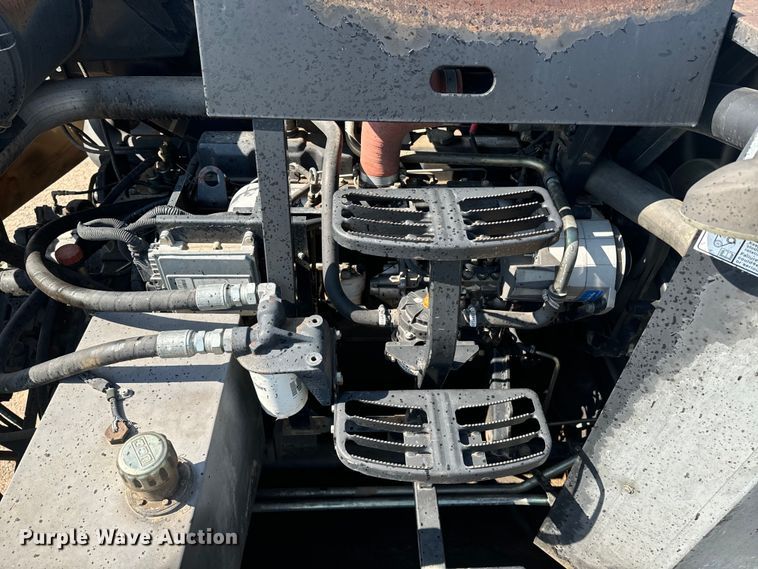 image for item DQ6940 2004 New Holland CR940A combine