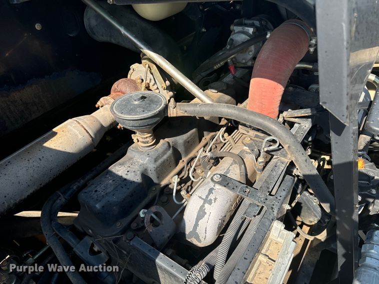 image for item DQ6940 2004 New Holland CR940A combine