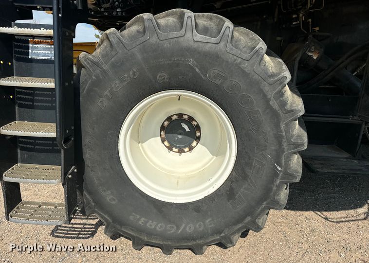 image for item DQ6940 2004 New Holland CR940A combine