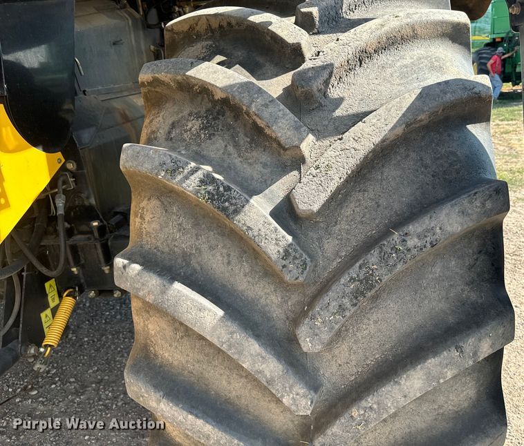 image for item DQ6940 2004 New Holland CR940A combine