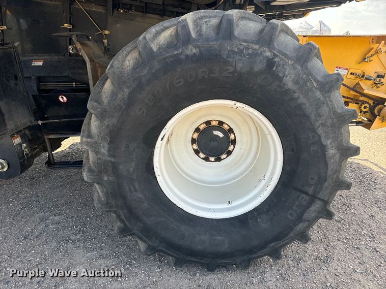 image for item DQ6940 2004 New Holland CR940A combine