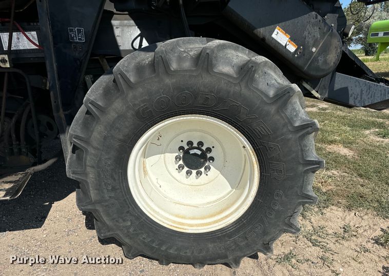 image for item DQ6940 2004 New Holland CR940A combine