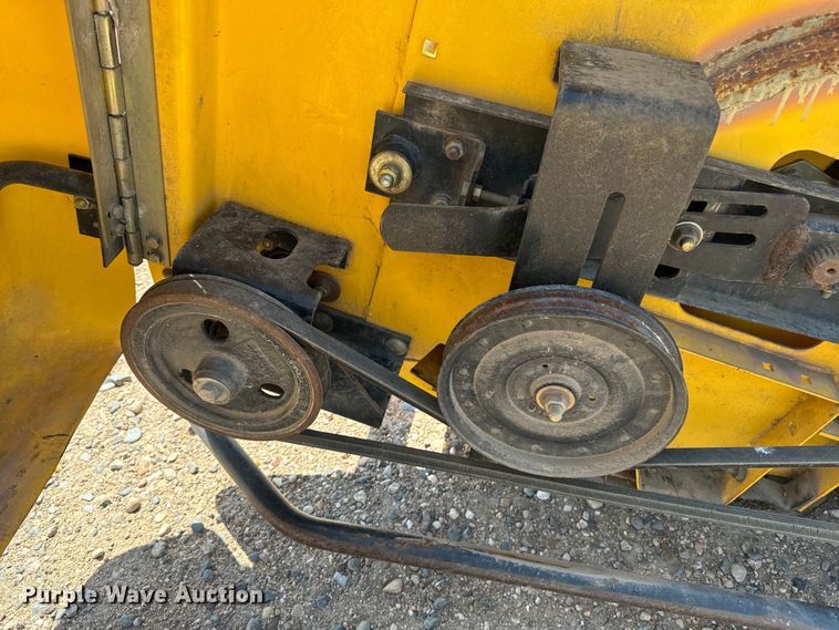 image for item DQ6941 2004 New Holland 72C rigid head