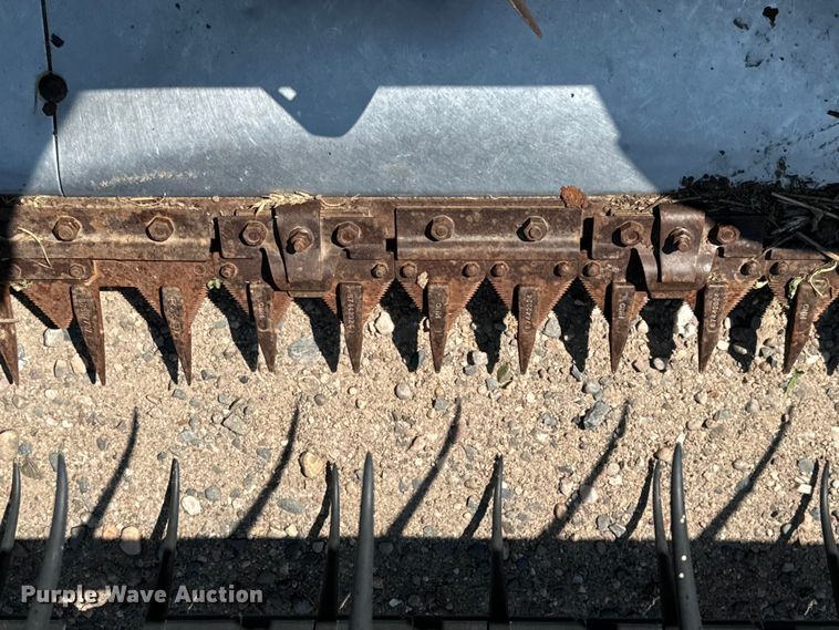 image for item DQ6941 2004 New Holland 72C rigid head