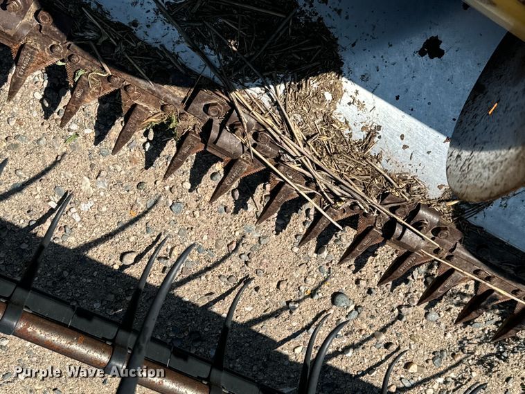 image for item DQ6941 2004 New Holland 72C rigid head