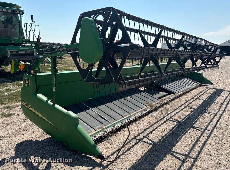 image for item DQ6943 2000 John Deere 930D draper head