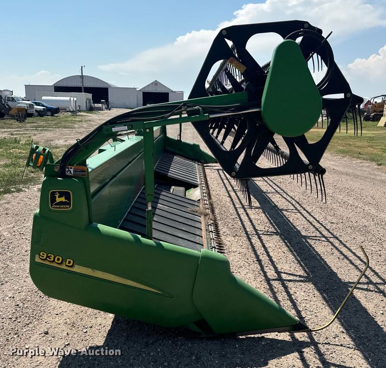 image for item DQ6943 2000 John Deere 930D draper head