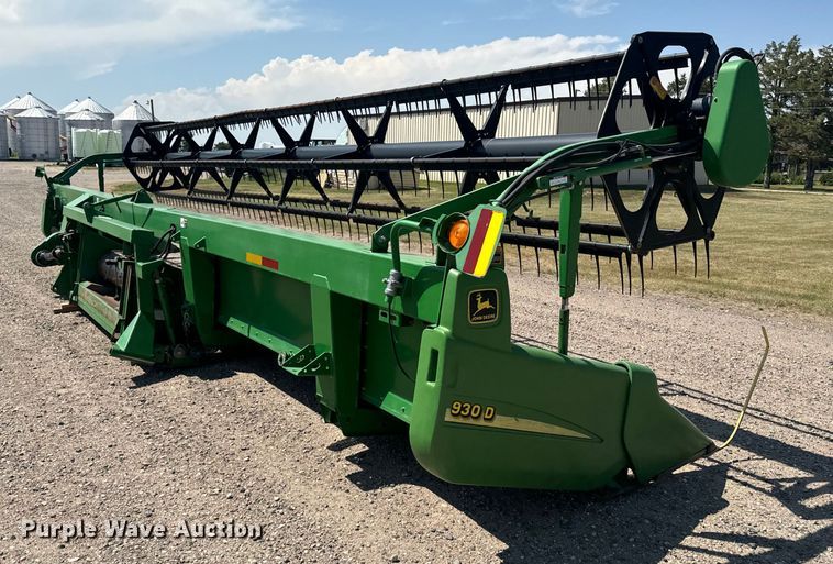 image for item DQ6943 2000 John Deere 930D draper head