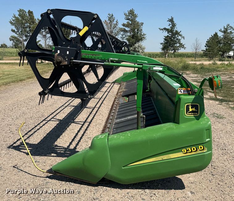 image for item DQ6943 2000 John Deere 930D draper head