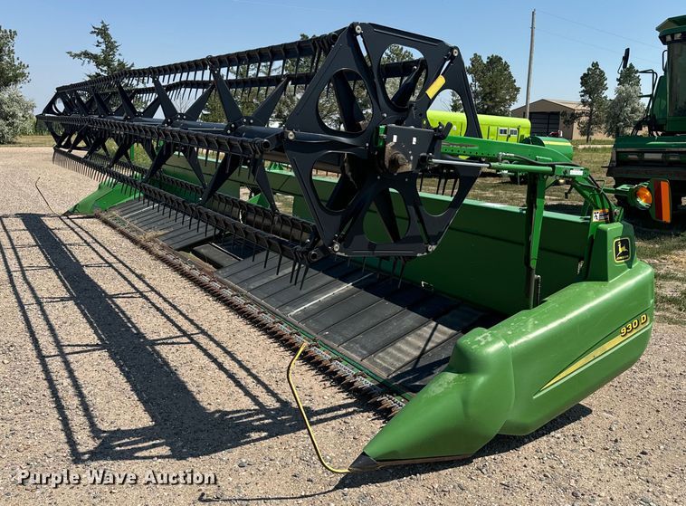 image for item DQ6943 2000 John Deere 930D draper head