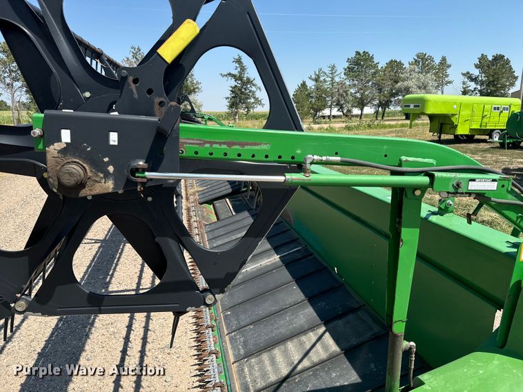 image for item DQ6943 2000 John Deere 930D draper head