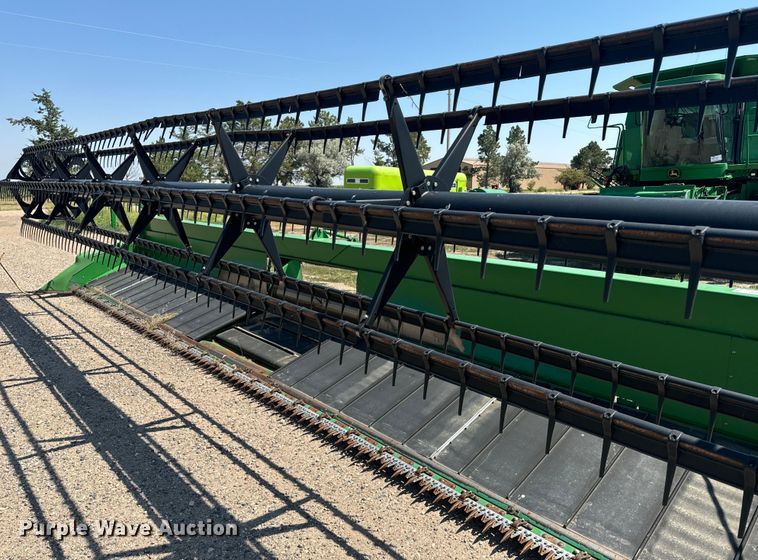 image for item DQ6943 2000 John Deere 930D draper head