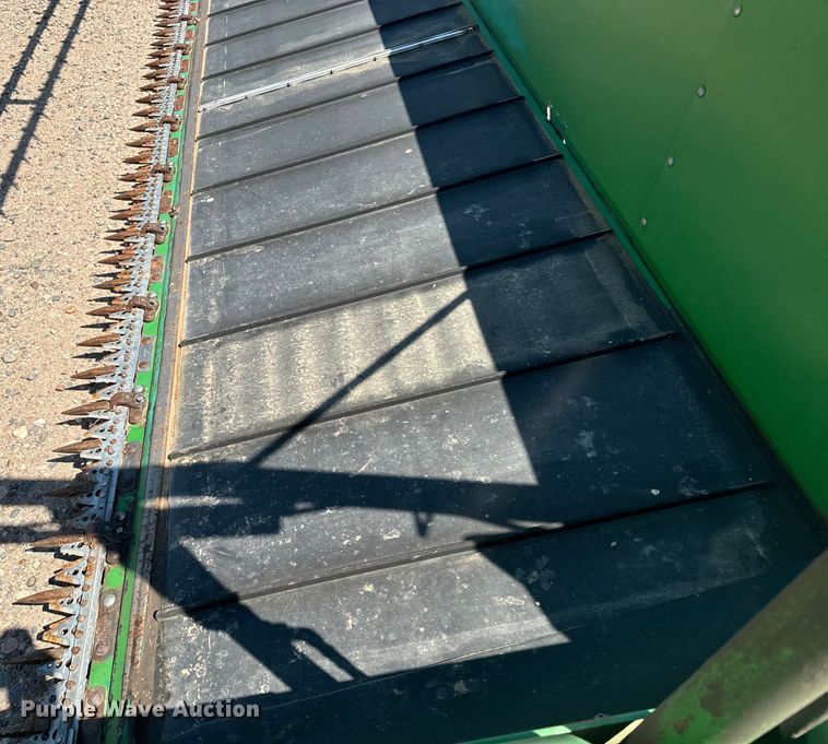 image for item DQ6943 2000 John Deere 930D draper head