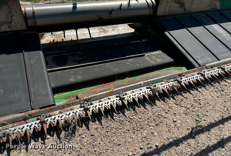 image for item DQ6943 2000 John Deere 930D draper head