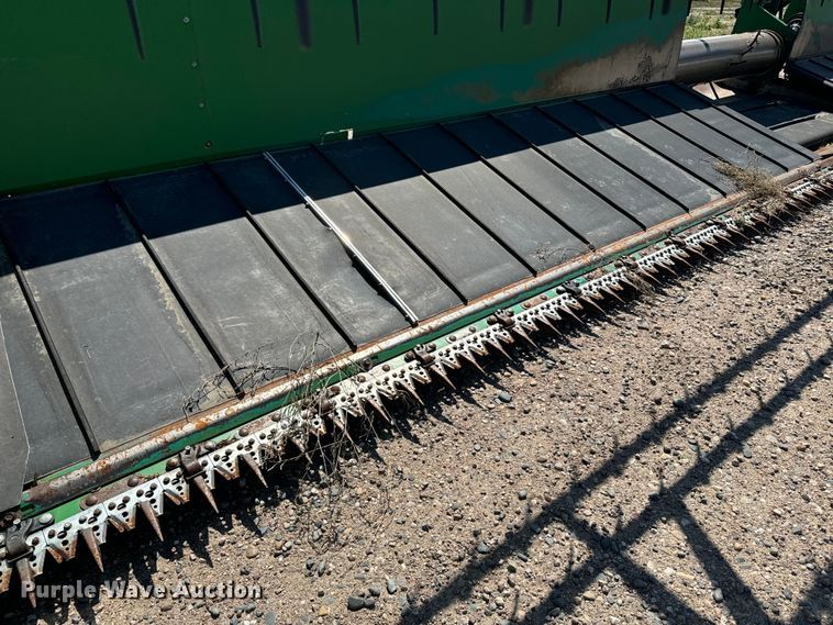 image for item DQ6943 2000 John Deere 930D draper head