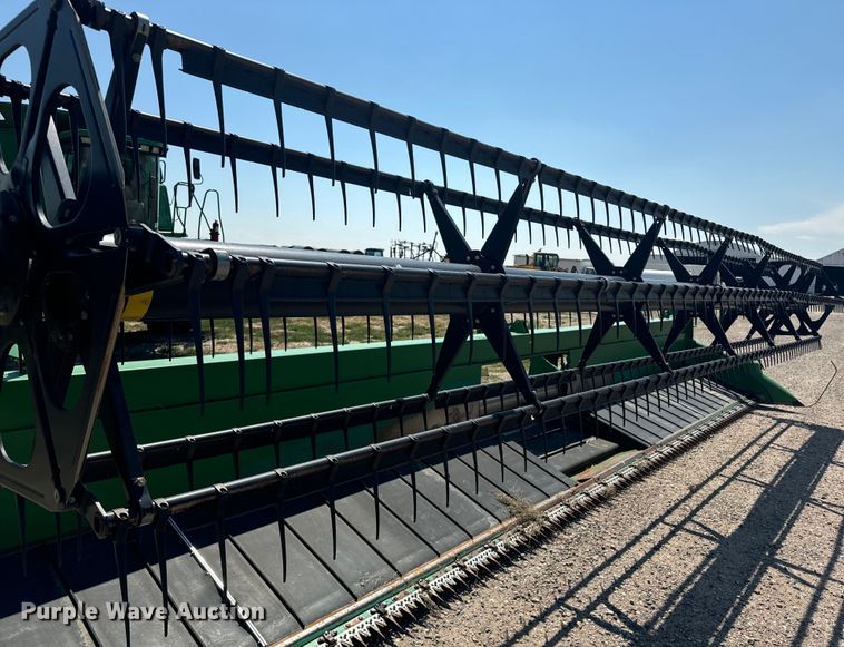 image for item DQ6943 2000 John Deere 930D draper head