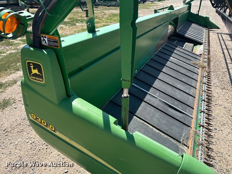 image for item DQ6943 2000 John Deere 930D draper head