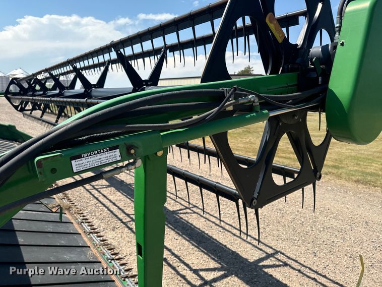 image for item DQ6943 2000 John Deere 930D draper head