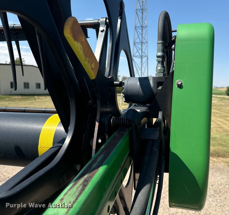 image for item DQ6943 2000 John Deere 930D draper head