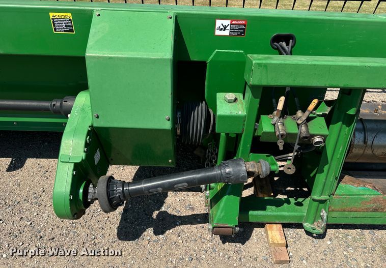image for item DQ6943 2000 John Deere 930D draper head