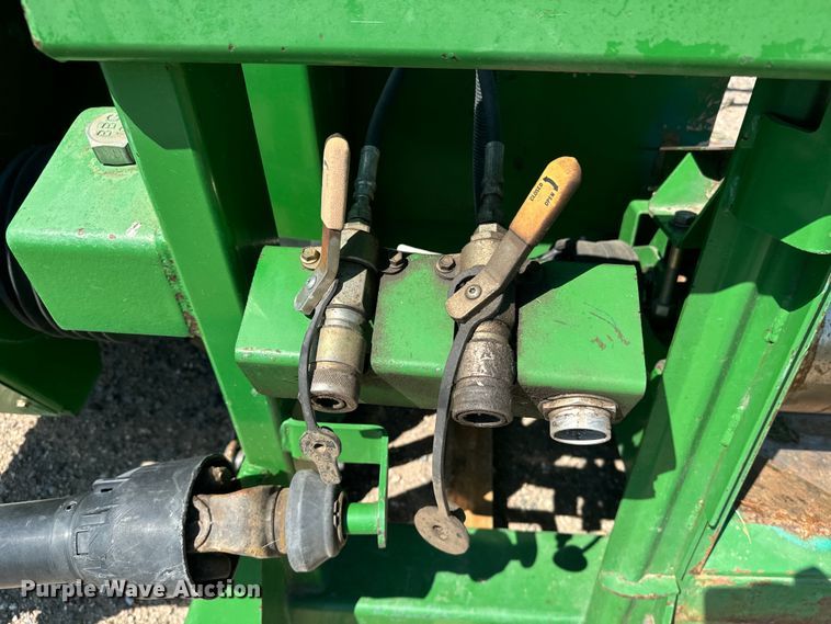 image for item DQ6943 2000 John Deere 930D draper head