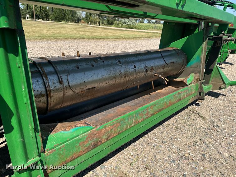 image for item DQ6943 2000 John Deere 930D draper head