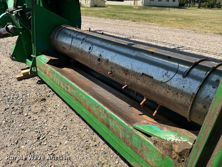 image for item DQ6943 2000 John Deere 930D draper head